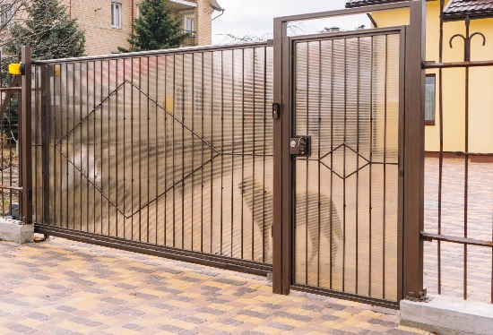 Купить ворота из профлиста с элементами ковки, с металлическими столбами в рамке или под дерево в Дюртюли от 154425 руб